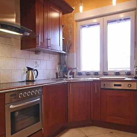 Large 2 Bedrooms Plus Living Appartamento