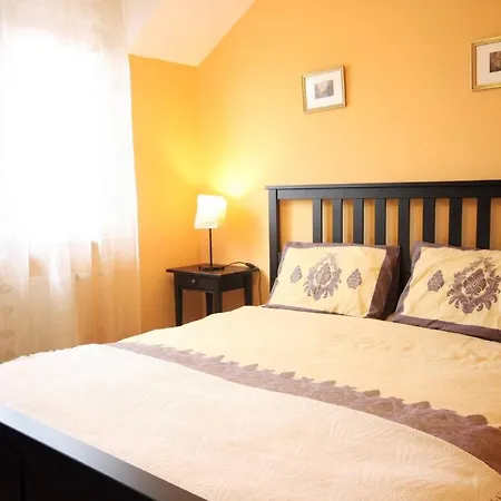 Large 2 Bedrooms Plus Living Appartamento