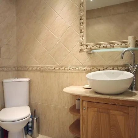 Large 2 Bedrooms Plus Living Daire *
